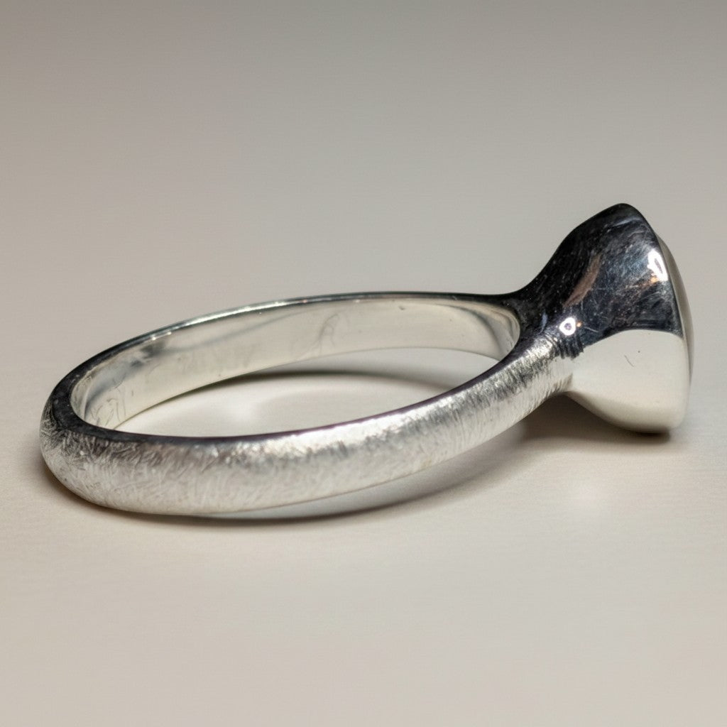 Sinnikäs Silberring mit Lapislazuli-Einleger, Größe 56. Der Ring hat eine tiefe blaue Steinoptik mit goldenen Pyrit-Adern.