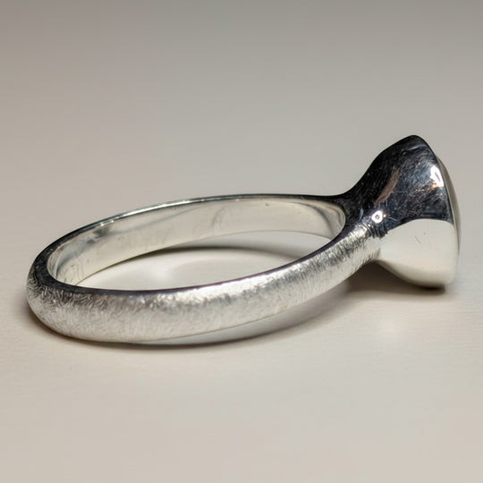 Sinnikäs Silberring mit Lapislazuli-Einleger, Größe 56. Der Ring hat eine tiefe blaue Steinoptik mit goldenen Pyrit-Adern.