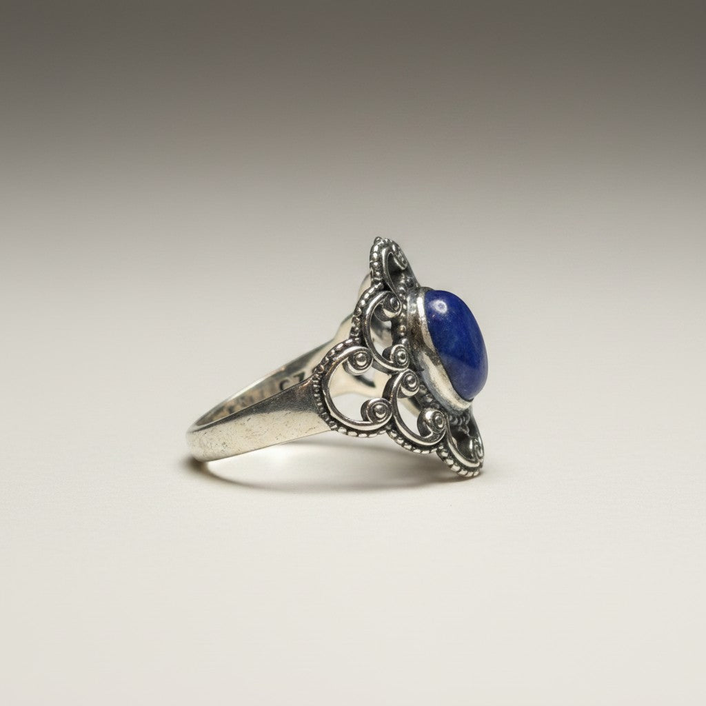 Sinnikäs Silberring mit ovalem Lapislazuli-Stein und filigranen Verzierungen, Größe 57