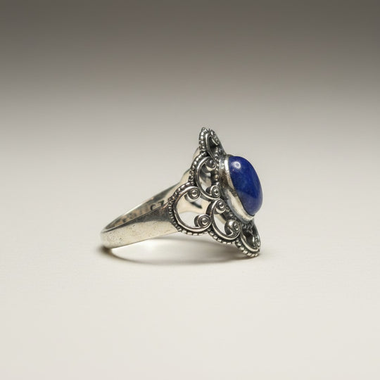 Sinnikäs Silberring mit ovalem Lapislazuli-Stein und filigranen Verzierungen, Größe 57