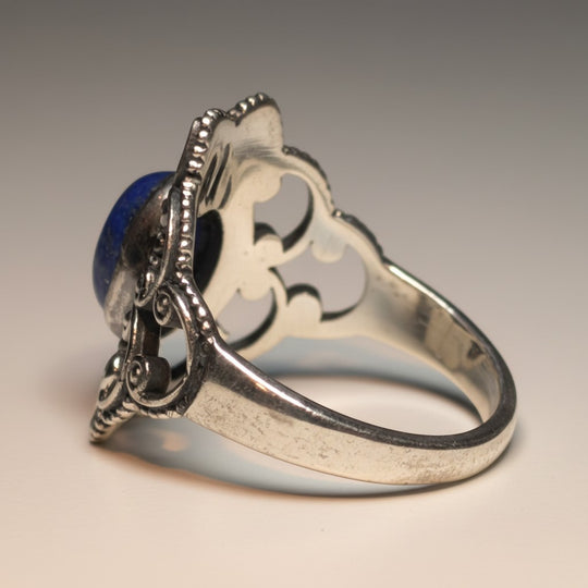 Sinnikäs Silberring mit blauem Lapislazuli-Einleger und filigranen Verzierungen, Größe 57