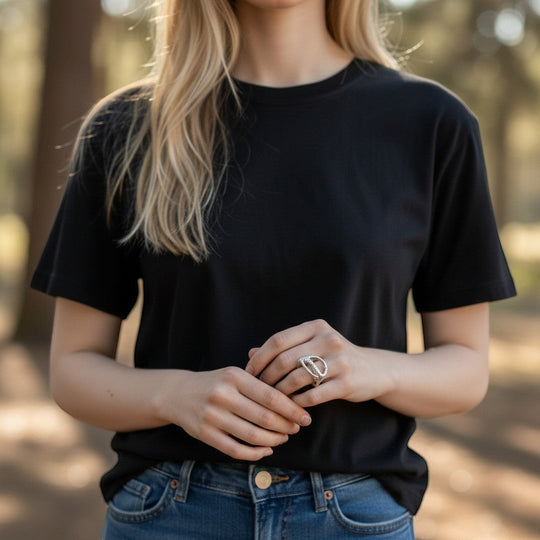 Sinnikäs Ring aus rhodiniertem Sterling-Silber (925) mit einem modernen, verdrehten Design und einer Größe von 58.