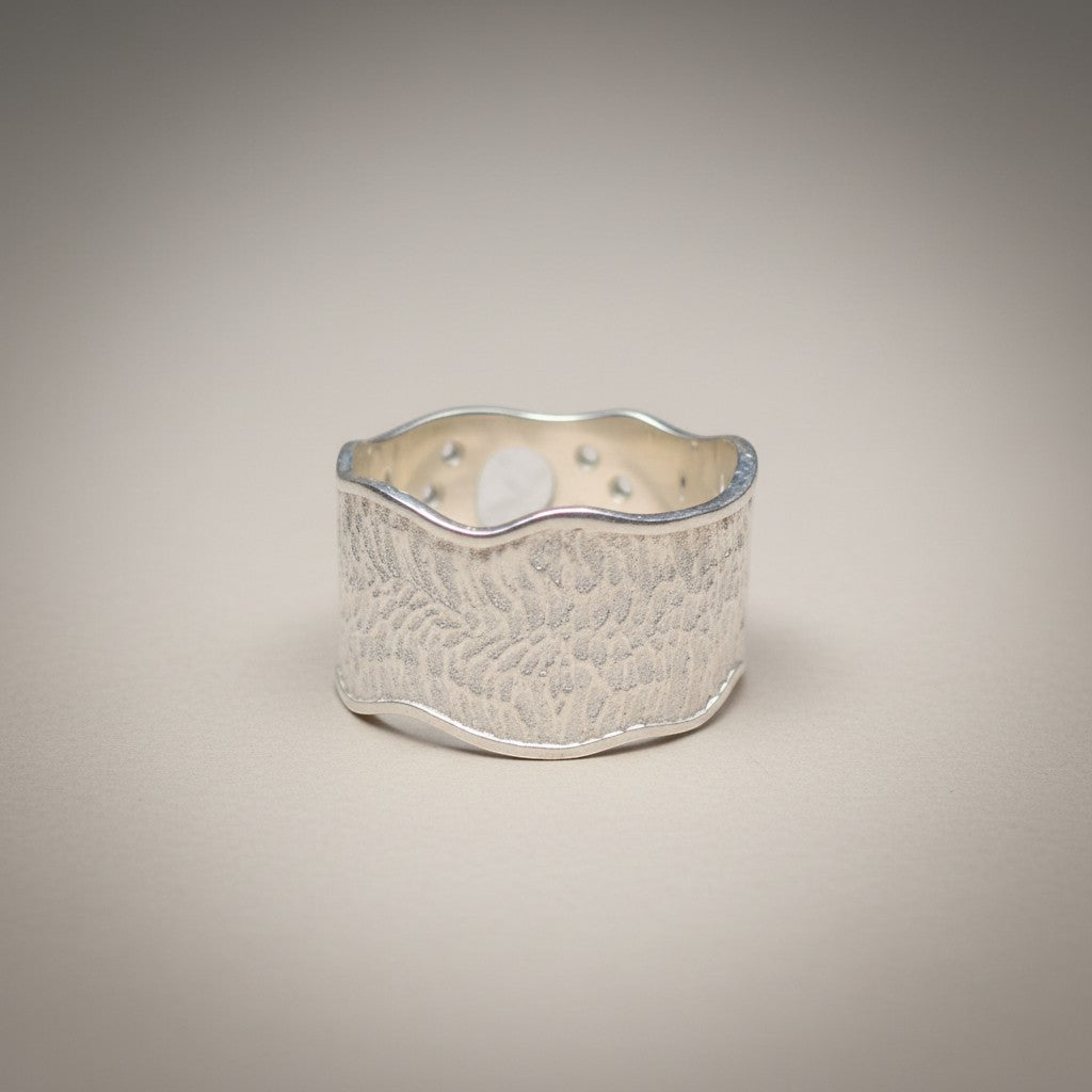 Sinnikäs Sterling-Silber Ring mit Zirkon und feiner Oberflächenstruktur, Größe 61