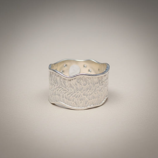 Sinnikäs Sterling-Silber Ring mit Zirkon und feiner Oberflächenstruktur, Größe 61
