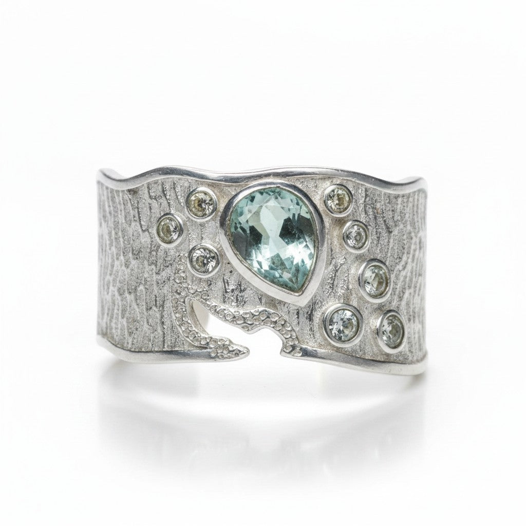 Sinnikäs Sterling-Silber Ring mit großem, tropfenförmigem Zirkon und kleinen Akzentsteinen, handgefertigt.