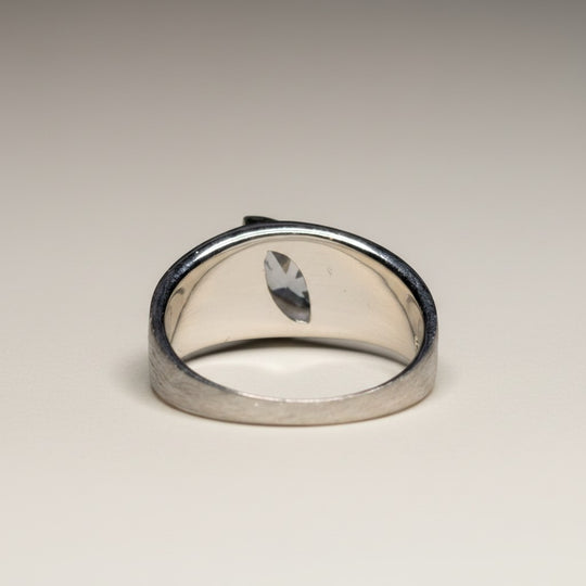 Sinnikäs Silberring mit einem klaren Zirkonia-Stein, Größe 56. Zeitlos-eleganter Schmuckklassiker.