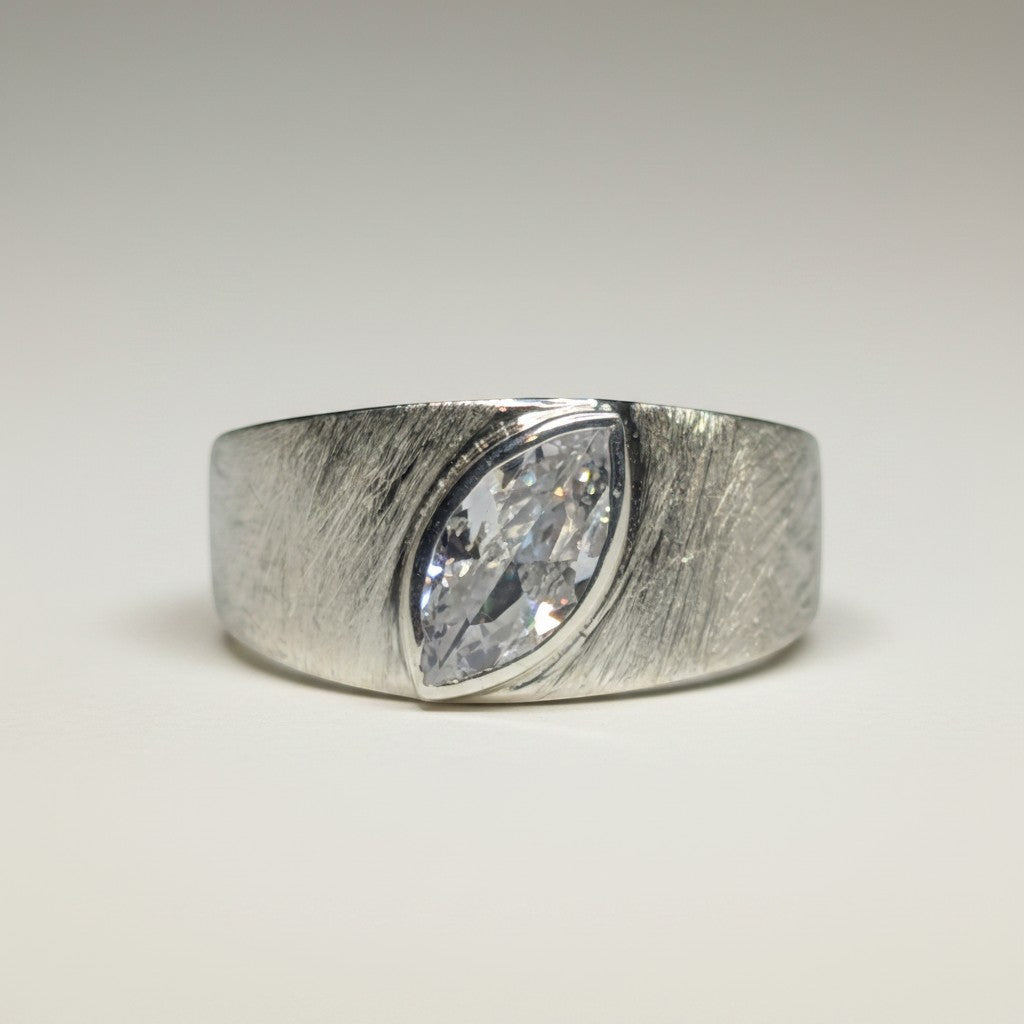 Sinnikäs Silberring mit Marquiseschliff Zirkonia-Stein und gebürsteter Oberfläche.