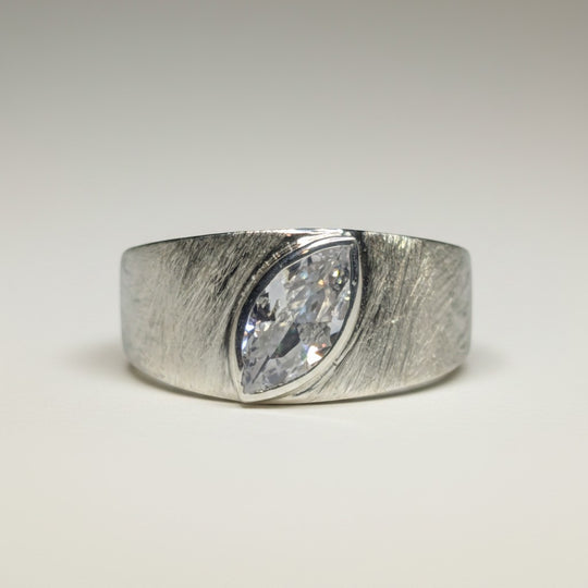 Sinnikäs Silberring mit Marquiseschliff Zirkonia-Stein und gebürsteter Oberfläche.