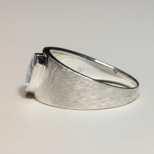 Sinnikäs Silberring mit einem klaren Zirkonia-Stein, matt gebürstete Oberfläche, Größe 56
