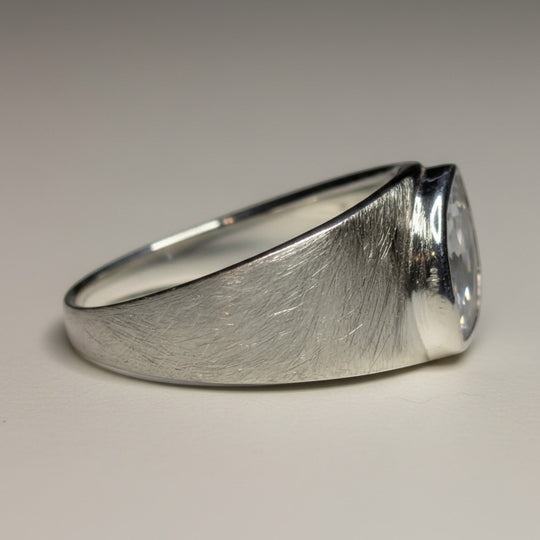 Sinnikäs Silberring mit einem klaren Zirkonia-Stein, matt gebürstete Oberfläche, Größe 56