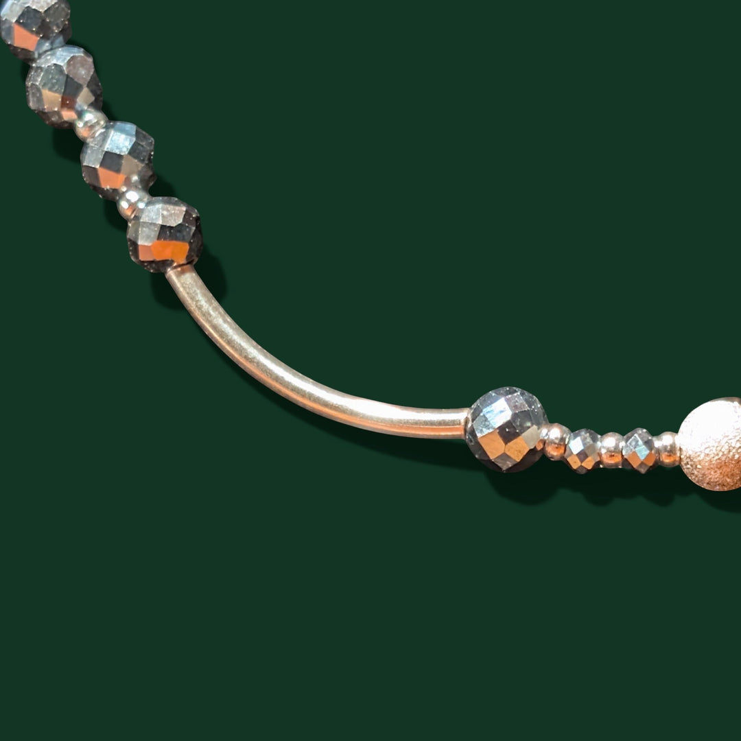 Sinnikäs Halskette aus facettierten Siliziumperlen und einer diamantierten 925er Silberkugel, mit feinen Silberschnur-Trennern.