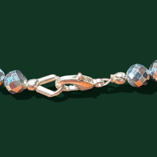 Sinnikäs Silizium Halskette mit facettierten Perlen und 925er Silber-Kugelverschluss. Elegantes Schmuckstück.