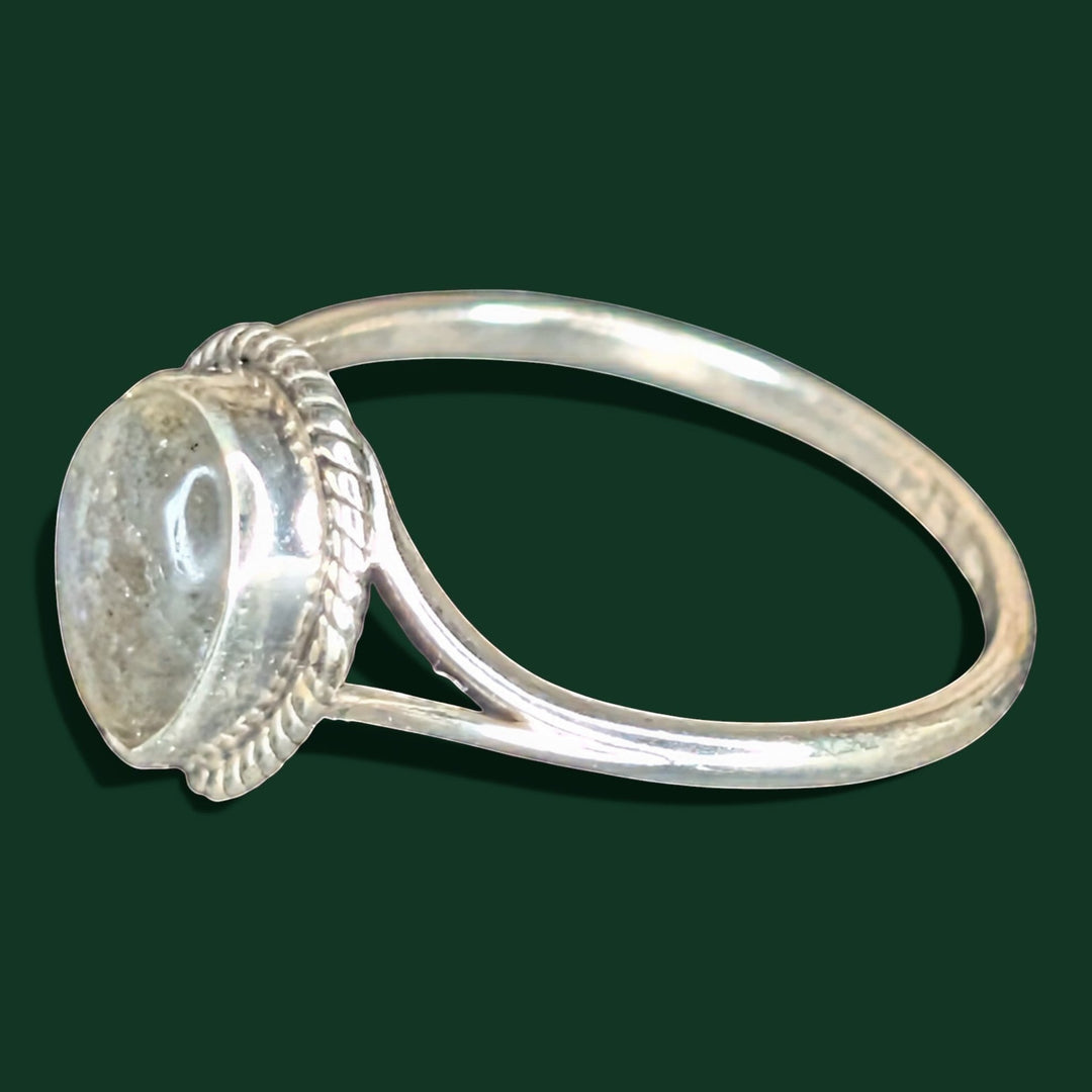 Schicker Ring aus Sterlingsilber mit einem tropfenförmigen Labradorit-Stein, Größe 55.