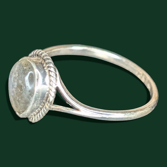 Schicker Ring aus Sterlingsilber mit einem tropfenförmigen Labradorit-Stein, Größe 55.