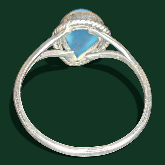 Ein stilvoller Ring aus Sterlingsilber mit einem himmelblauen, tropfenförmigen Edelstein und einem Band mit Seilstruktur.