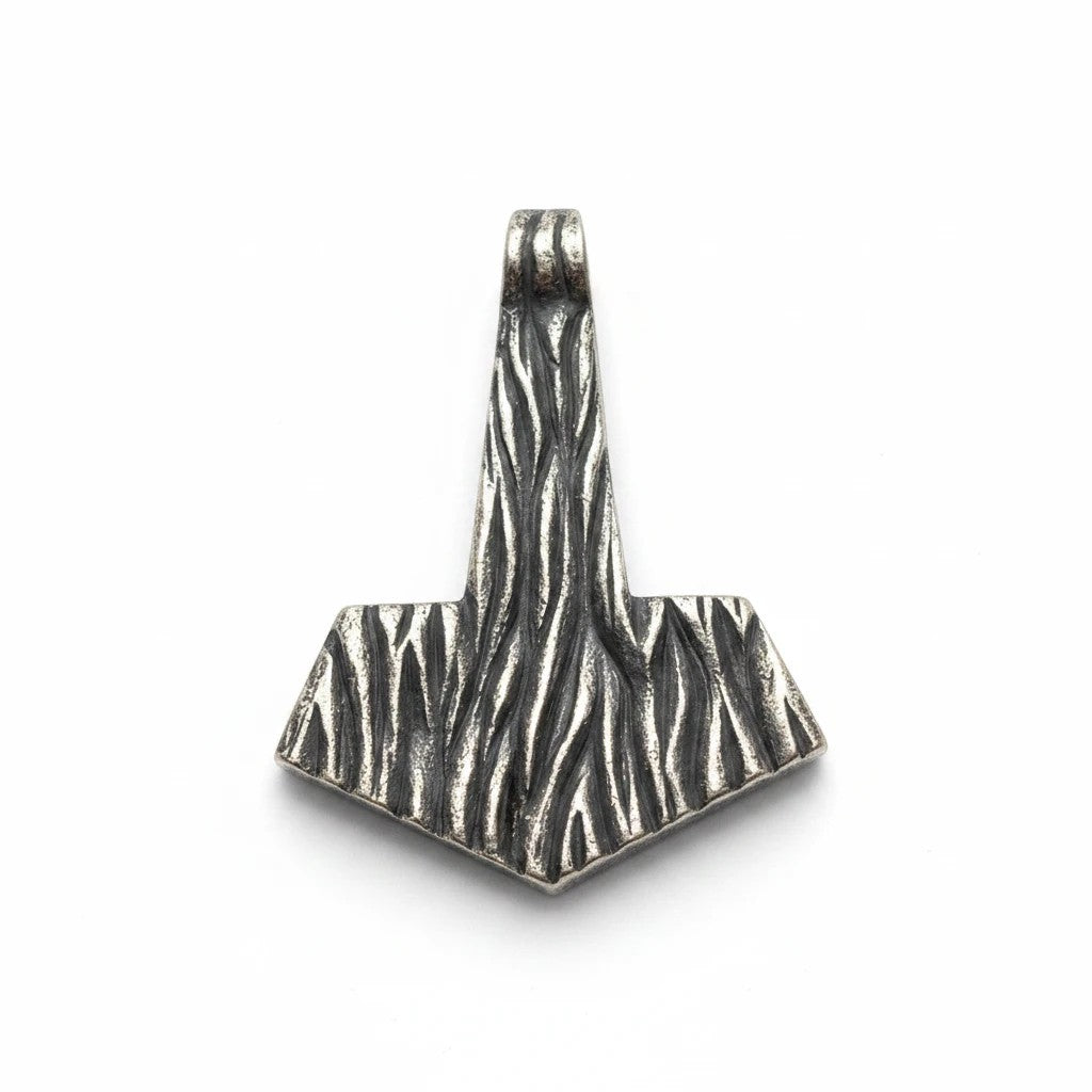Sinnikäs Wikinger Thors Hammer Mjölnir Anhänger aus Edelstahl mit strukturierter Oberfläche auf weißem Hintergrund