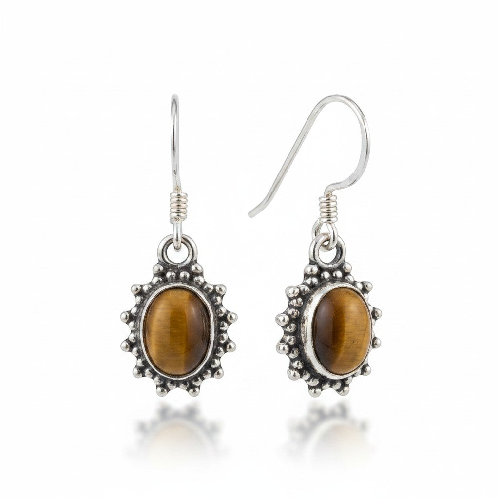 Sinnikäs Ohrhänger aus Sterling-Silber mit facettiertem Tigerauge, rhodiniert, oval, mit Hakenverschluss.