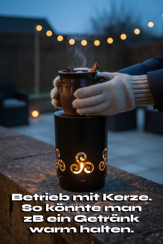 Eine schicke schwarze Gartenfackel aus Stahl mit Triskele-Ausschnitten, die im Freien einen Becher mit einem heißen Getränk hält.