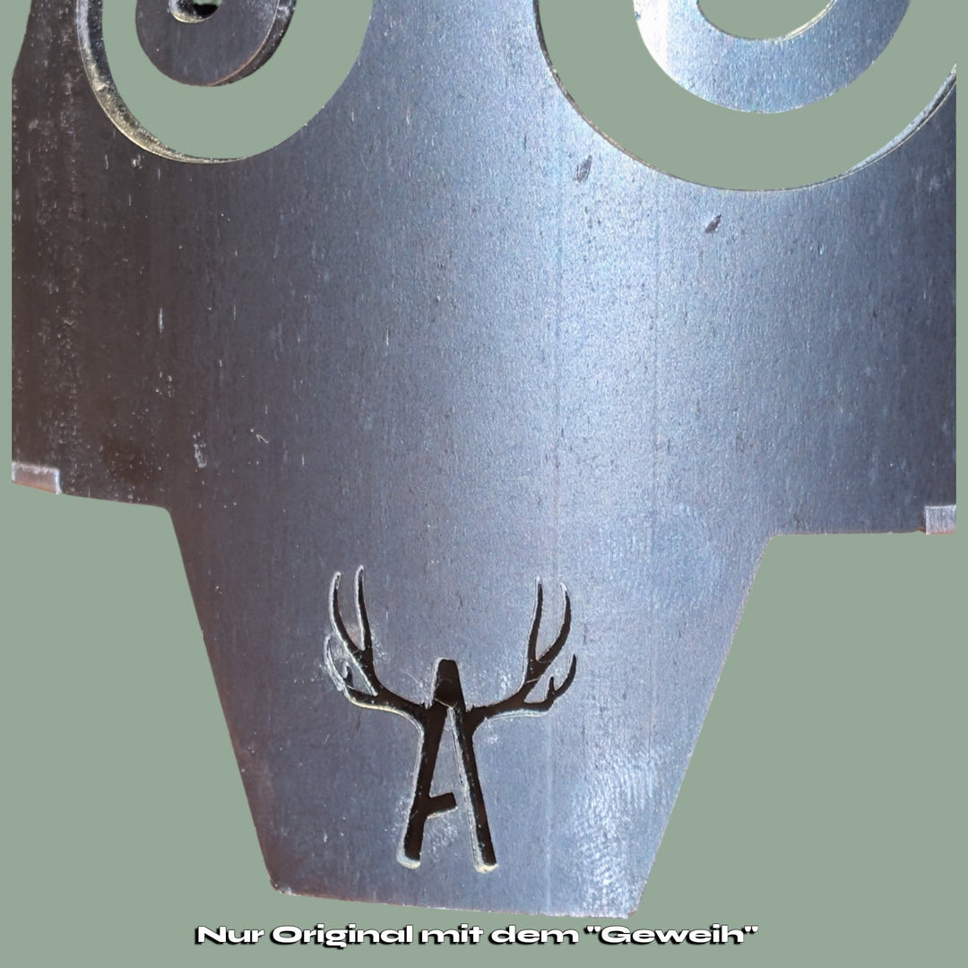 Praktische „Triskele“-Gartenfackel aus Stahl mit ausgeschnittenem keltischem Symbol und Hirschgeweih-Detail. Vielseitig einsetzbar für LED, Kerzen oder offenes Feuer.