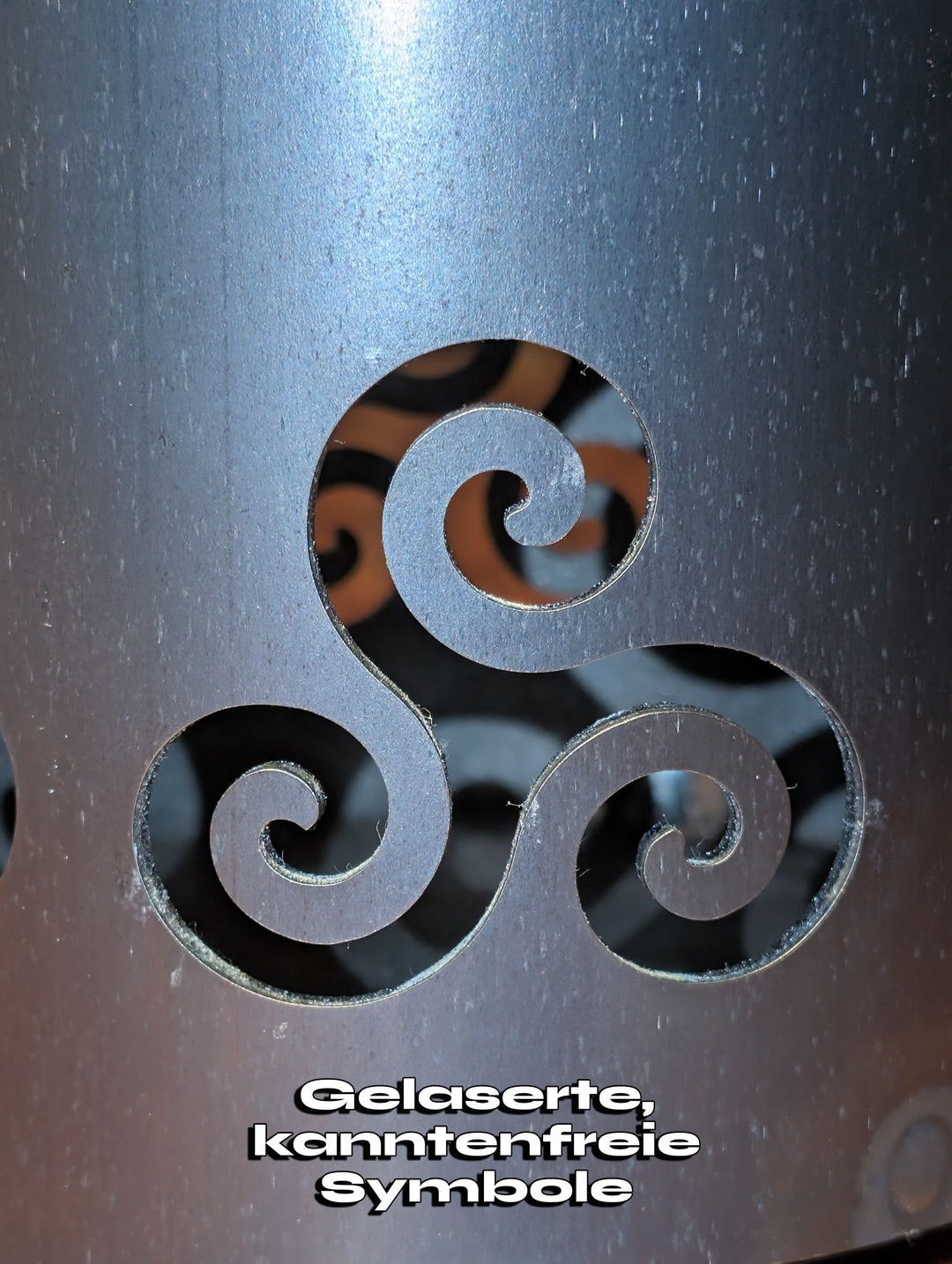 Die praktische „Triskele“-Gartenfackel aus Stahl mit lasergeschnittenem keltischem Symbol, vielseitig einsetzbar für LED, Kerzen oder offenes Feuer.