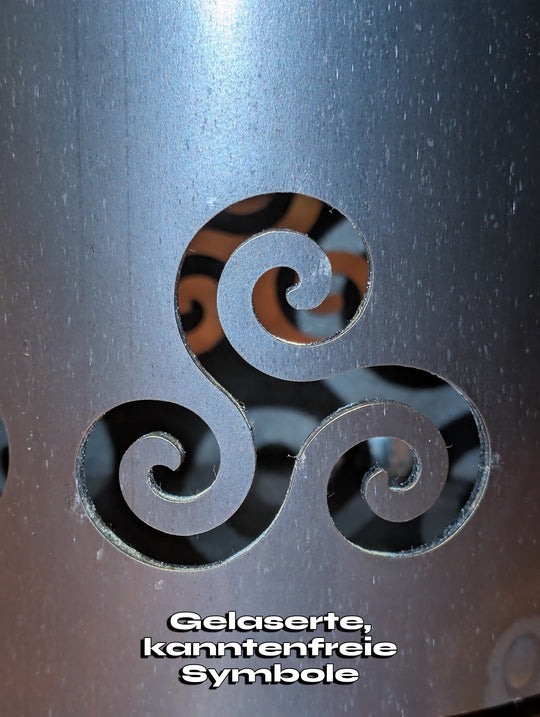 Die praktische „Triskele“-Gartenfackel aus Stahl mit lasergeschnittenem keltischem Symbol, vielseitig einsetzbar für LED, Kerzen oder offenes Feuer.
