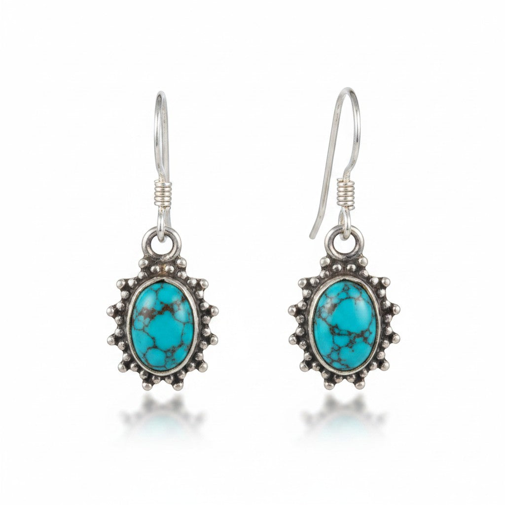 Sinnikäs Sterling-Silber Ohrhänger mit ovalem Türkis-Stein und filigraner Fassung, rhodiniert.
