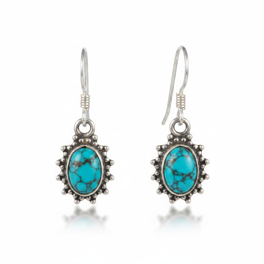 Sinnikäs Sterling-Silber Ohrhänger mit ovalem Türkis-Stein und filigraner Fassung, rhodiniert.