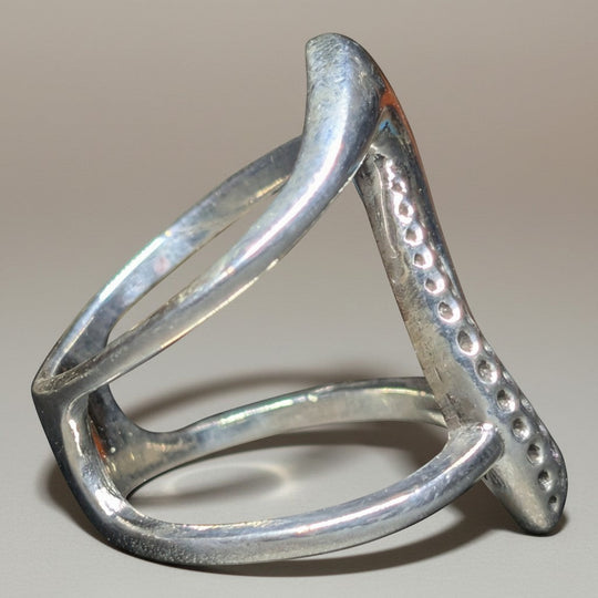 Sinnikäs Twistet Ring aus Sterling-Silber 925 mit rhodinierter Oberfläche und einem modernen, asymmetrischen Design.