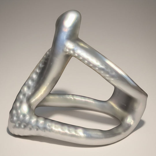 Sinnikäs Twistet Ring aus rhodiniertem Sterling-Silber (925) mit einzigartigem, verdrehtem Design und geprägter Oberfläche.