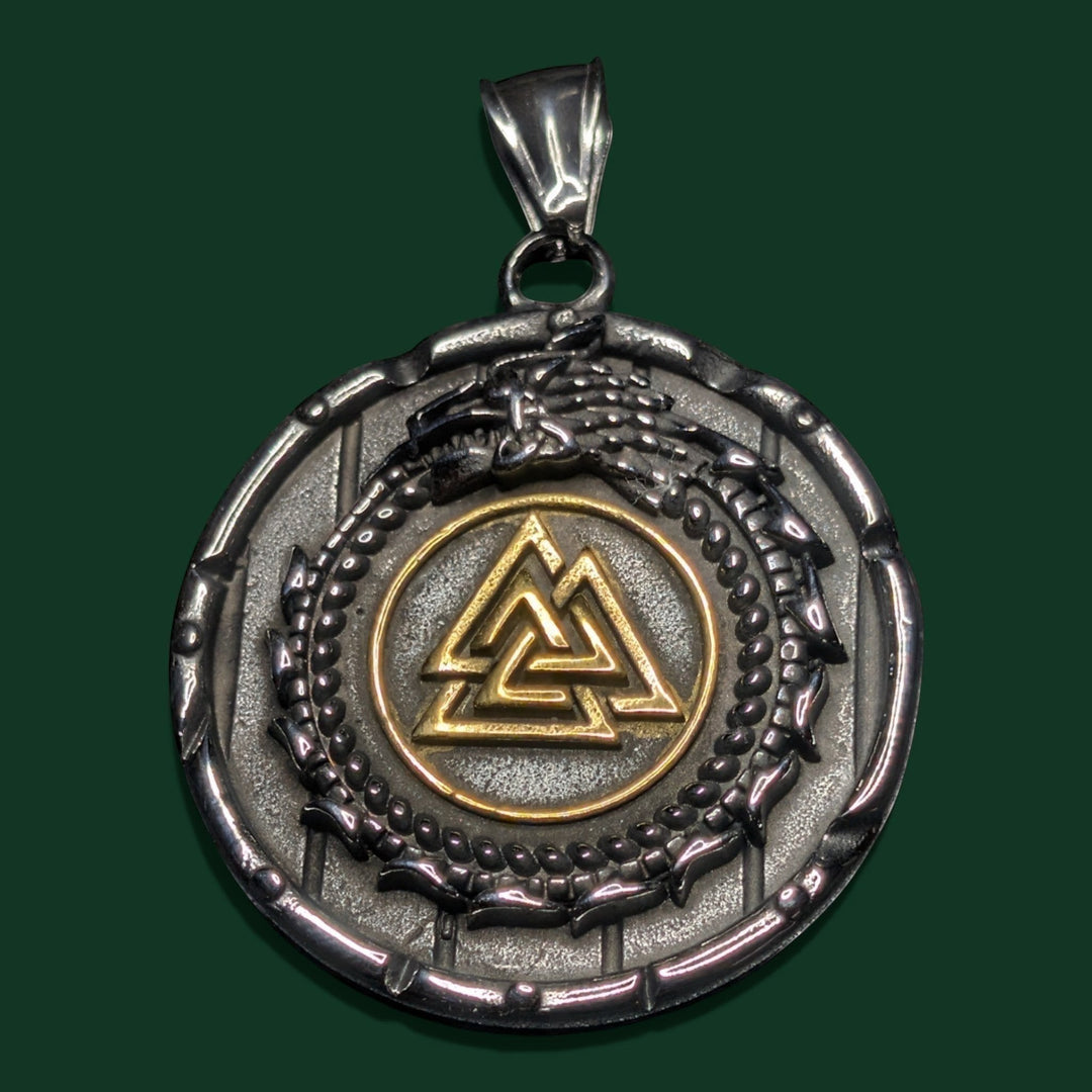 Sinnikäs-Anhänger aus Edelstahl mit Valknut-Symbol und Ouroboros-Drachenmotiv. In Gold- und Silbertönen.