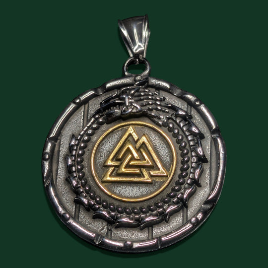 Sinnikäs-Anhänger aus Edelstahl mit Valknut-Symbol und Ouroboros-Drachenmotiv. In Gold- und Silbertönen.