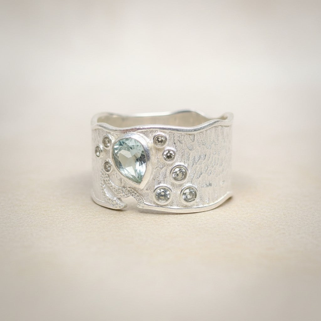 Sinnikäs Sterling-Silber Ring mit einem tropfenförmigen Zirkon und kleineren Zirkonen, handgefertigt, Größe 61