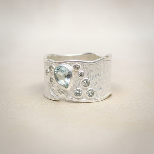 Sinnikäs Sterling-Silber Ring mit einem tropfenförmigen Zirkon und kleineren Zirkonen, handgefertigt, Größe 61